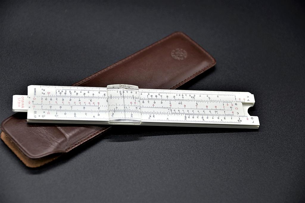 Quantum computing system with glowing circuits and data flow